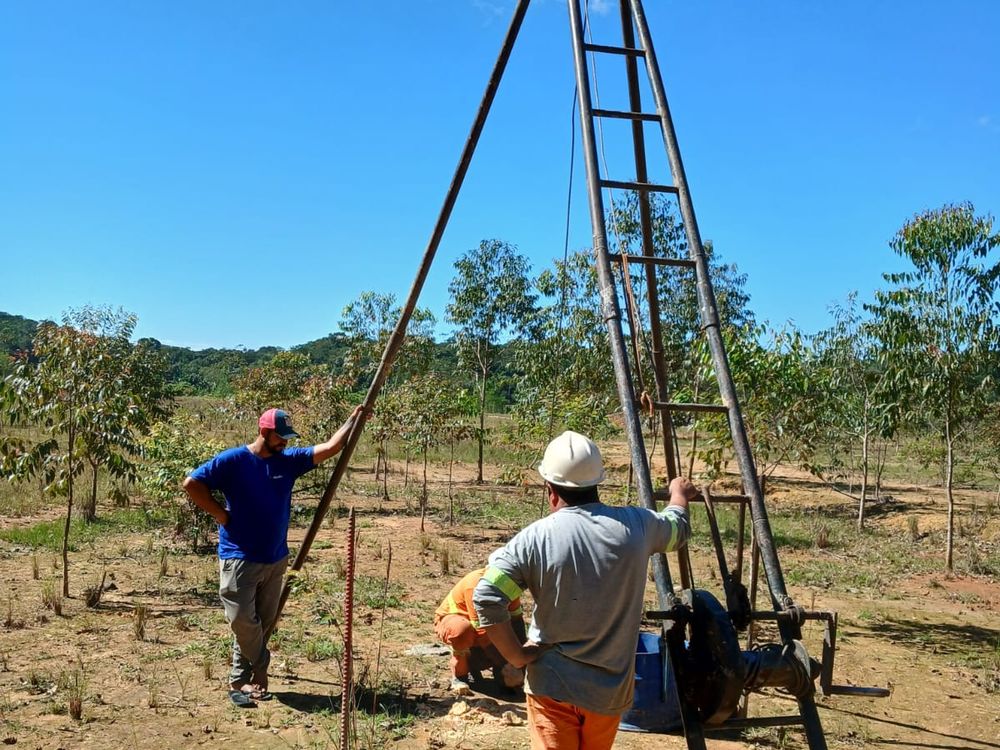 Equipe da NEV operando o martelo de sondagem SPT